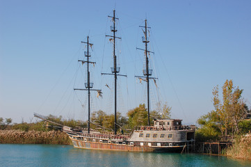 Fototapeta na wymiar Old ship by the sea