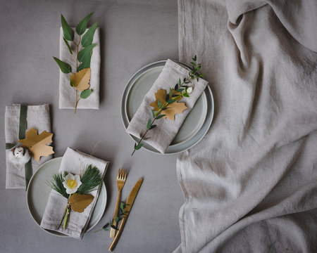 Tischdekoration zu Weihnachten in natürlichem, skandinavischen Design