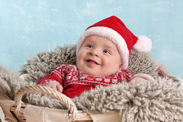 lachendes Baby mit Weihnachtsoutfit