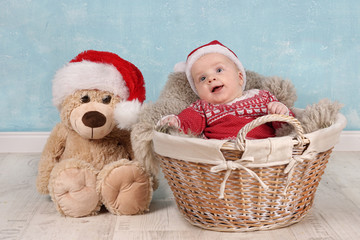 Weihnachten feiern - Baby mit Teddyb&auml;r