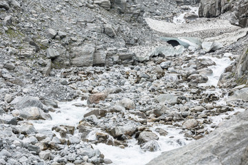 Höhle im Eisfeld unterhalb des Kjenndalsbreen Gletschers im Jostelalsbreen Nationalpark, Norwegen