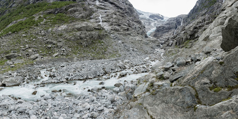 Fototapeta na wymiar Wanderung zum Kjenndalsbreen Gletscher im Jostelalsbreen Nationalpark, Norwegen, Panorama
