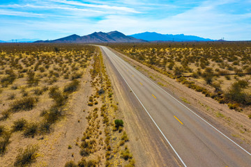 Fototapeta na wymiar Luftbild einer Wüstenstraße, Death Valley