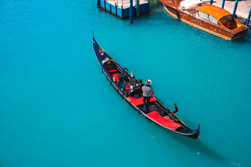 Gondelier vervoert toeristen op gondel Grand Canal van Venetië, Italië