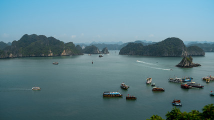 Fototapeta na wymiar Fond d'écran Baie d'Halong au Vietnam