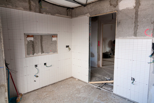 Panorama of real housing reform: masonry, plumbing, electricity (tiling walls, renovation of water pipes, new complete electrical installation, etc)