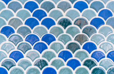 Colored mosaic tiles in the form of scales. Tile texture with a marine design. - obrazy, fototapety, plakaty