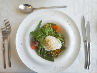Salad of green beans with poached egg and orange cream sauce