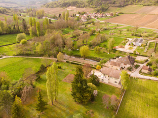 vue aérienne du village d'Auxey-duresses en côte d'or bourgogne