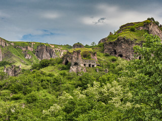 Fototapeta na wymiar Khndzoresk-Chndsoresk Dorf in der suedarmenischen Provinz Sjunik östlich von Goris Armenien