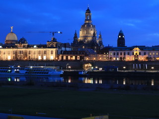 Blick zur Dresdner Altstadt in der Blauen Stunde