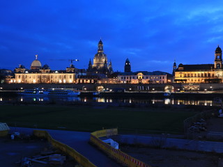 Blick zur Dresdner Altstadt in der Blauen Stunde