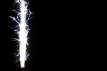 Feuerwerk vor schwarzem Hintergrund 