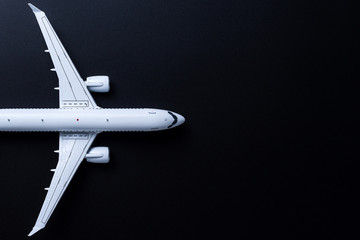 Modèle d& 39 avion sur fond noir, vue de dessus avec espace vide. Concept d& 39 industrie aéronautique, de sécurité aérienne, de sécurité et d& 39 assurance voyage