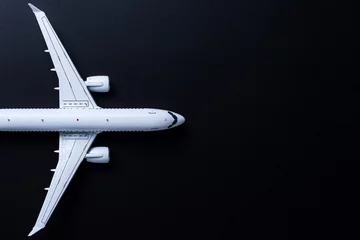 Papier Peint photo Lavable Avion Modèle d& 39 avion sur fond noir, vue de dessus avec espace vide. Concept d& 39 industrie aéronautique, de sécurité aérienne, de sécurité et d& 39 assurance voyage