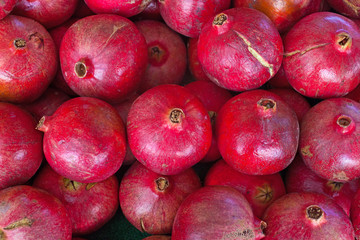 red onions on a market