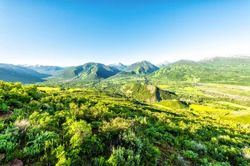 Handdoek met foto Geel Morning sunrise high wide angle view from Sunnyside Trail in Aspen, Colorado in Woody Creek neighborhood in 2019 summer with roaring fork valley  © Andriy Blokhin