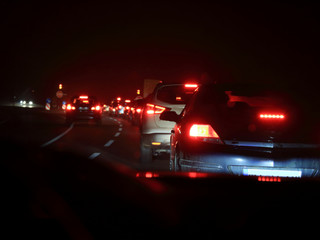 Autofahren in der Nacht, Stau und Bremslichter am Vordermann