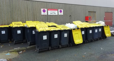 rangée de poubelles de recyclage , en extérieur 