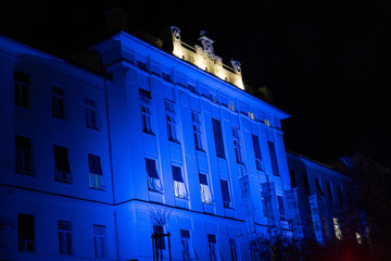 Blau beleuchtetes Gebäude bei Nacht