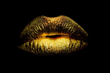 Goldfarbe von den Lippen. Goldene Lippen auf schönem Mund des vorbildlichen Mädchens. Bilden. Schönheitsmake-up hautnah. Goldenes Make-up in den Lippen. Gold-Konzept. © Nikoletta