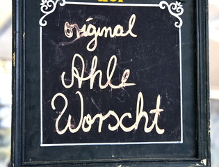 Schwarze Tafel mit der Aufschrift: Ahle Worscht