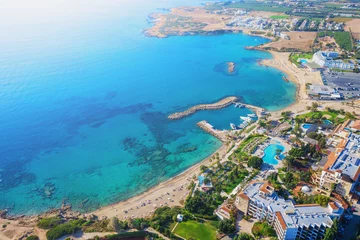 Sierkussen Cyprus-landschap. Luchtfoto panoramisch uitzicht op de baai met zandstrand en hotel aan de kust, drone foto. Mediterraan vakantie- en reisconcept. © DedMityay
