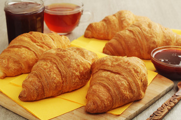 Croissants with marmalade and tea	