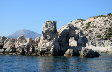 Fototapeta na wymiar Felsentor an der Küste von Kalymnos