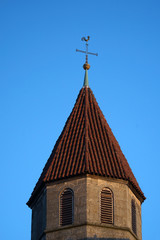 Glockkenturm der Sankt Blasius Kirche in Ostfildern Nellingen. Der Turm wurde im Jahre 1220 errichtet und gilt als einer der ältesten Türme die aus dieser Zeit erhalten sind.
