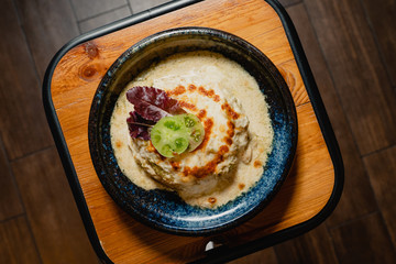 plato de pastel azteca mexicano en silla de madera