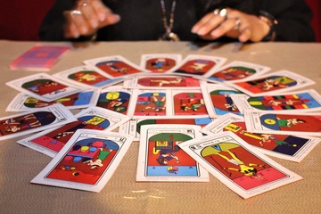 Adivina lee cartas de tarot antiguo