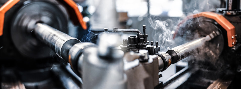 Industrielle Drehmaschine in Betrieb