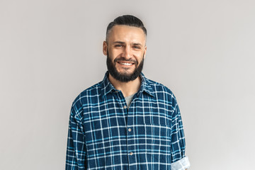 Obraz premium Mature bearded man smiling wide, standing on grey background