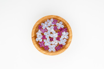 Obraz na płótnie Canvas Lilac flowers in a bamboo bowl
