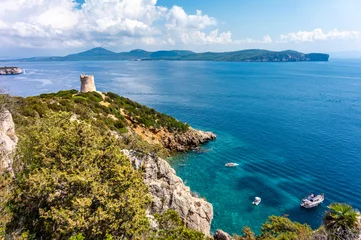 Selbstklebende Fototapeten Blick auf Torre del Bollo im Regionalen Naturpark Porto Conte (Sardinien, Italien, beliebtes Reiseziel in Europa) © Freedy