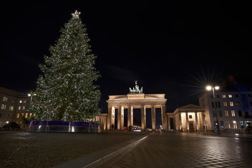 Berlin, Deutschland: Das Wahrzeichen Brandenburger Tor zu Weihnachten im December bei Nacht © Peter Jesche