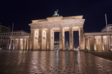 Obraz premium Berlin, Deutschland: Das Wahrzeichen Brandenburger Tor zu Weihnachten im December bei Nacht