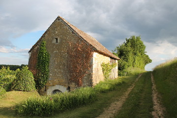 Obraz na płótnie Canvas bâtiment rural et chemin