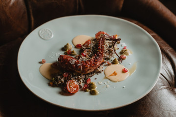 trozo de pulpo con ventosas preparado sobre plato gourmet © Lester