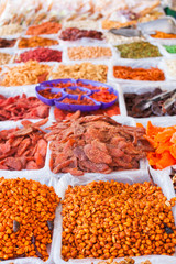 Getrocknete Früchte und Nüsse auf einem orientalischen Markt