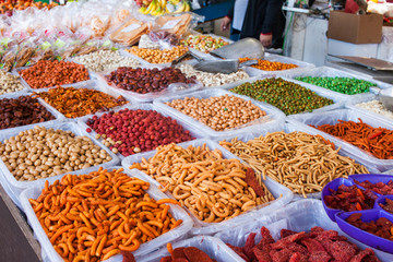 Mezcla de frutos secos en un mercado