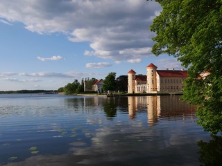 Fototapeta na wymiar Panorama vom Schloss Rheinberg am See