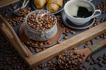 Obraz na płótnie Canvas Coffee grains on a table with accessories for coffee
