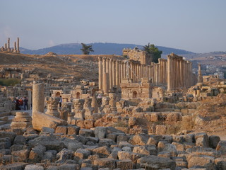 Obraz premium Pillars of roman ruins in the historic city of Jerash, Jordan, landscape of constructions build with columns