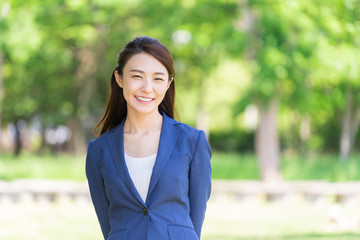 笑顔の女性　ビジネス