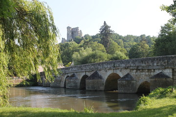 Fototapeta na wymiar pont et château de Lavardin (41)