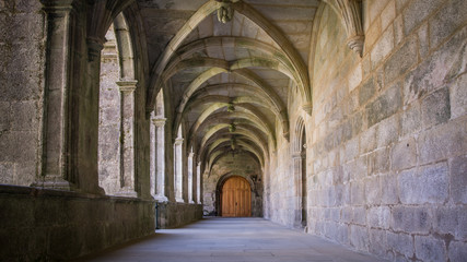 Obraz premium pasillo del monasterio de la Armenteira, en Galicia, españa