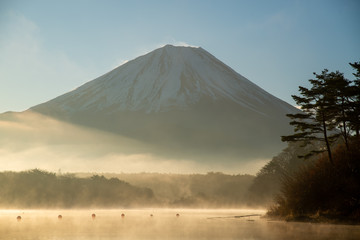 日の出と富士山　放射霧に包まれ