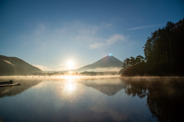 日の出と富士山　放射霧に包まれ